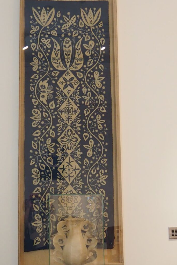 Bryt lamperii batikowej do jadalni w galerii na Esplanadzie Inwalidów, wyk. w Warsztatach Krakowskich, 1924 MN w Krakowie, Waza alabastrowa, 1925