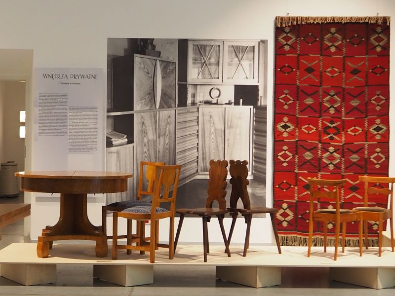 Meble, kilim, wnętrza prywatne