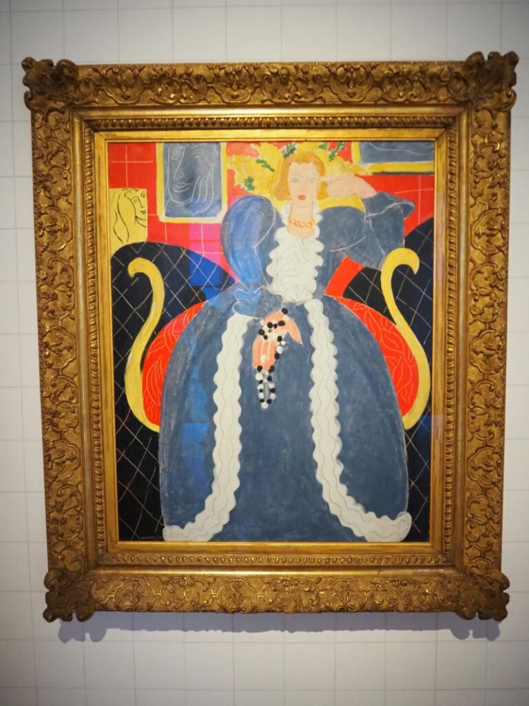 La Grande Robe Bleue et mimosas 1937 (Niebieska suknia i mimozy)