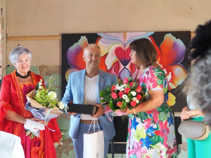 Finisaż, oficjalnie, po lewej: Gina Malinowski, organizatorka